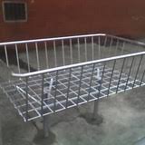 Lixeira de calçada Simples em ferro Galvanizado | Medidas: 2,00 x 0,90 x 0,40 (dois pés)